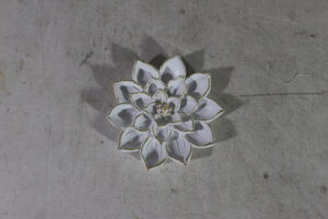 Polyresin flower 15x15x2.5cm