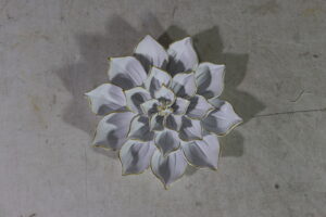 Polyresin flower 23x23x4.5cm