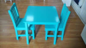 Kids table & 2 chairs S/3